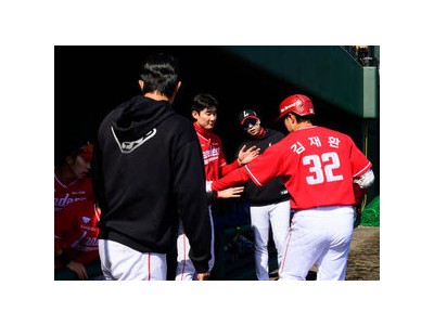 SSG 김재환 효과로 연습경기 첫 승 거두자 팬들 환호